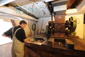 Brauerei Spezial | Christian Merz an der historischen Schrotmühle